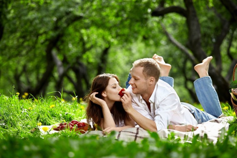 Мужчина и женщина на природе