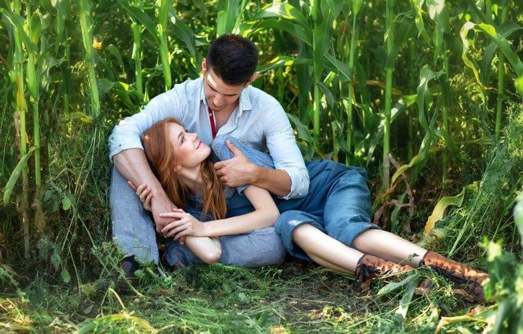 Парень с девушкой на природе