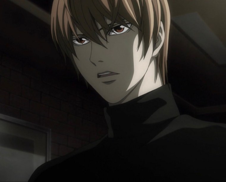 Тетрадь смерти Ягами Лайт улыбается