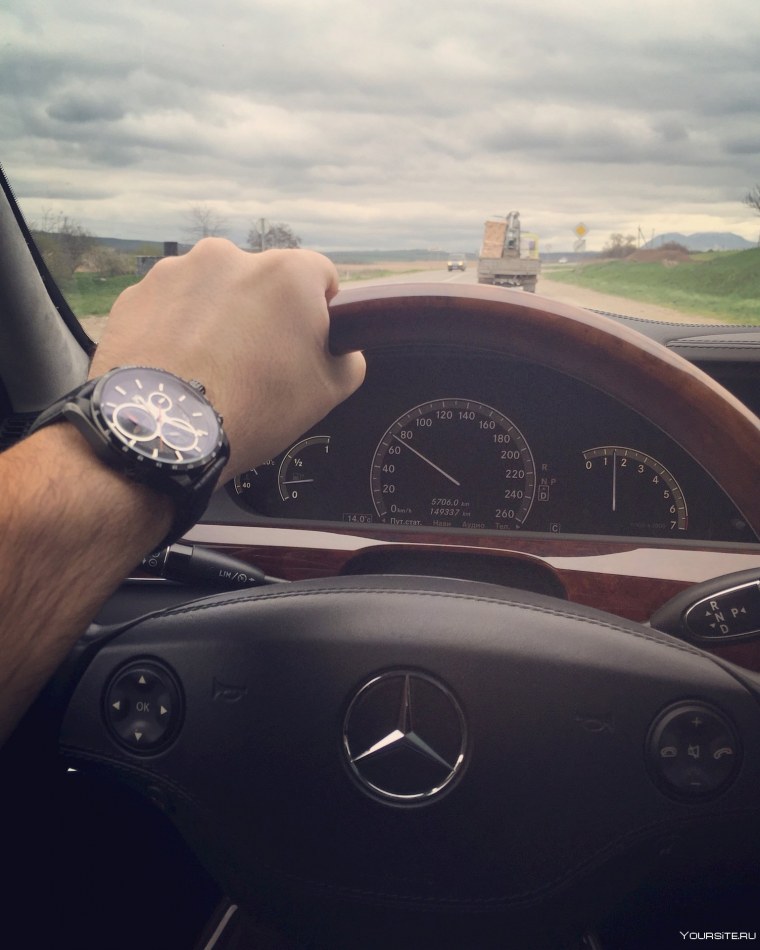 Парень за рулем Мерседеса