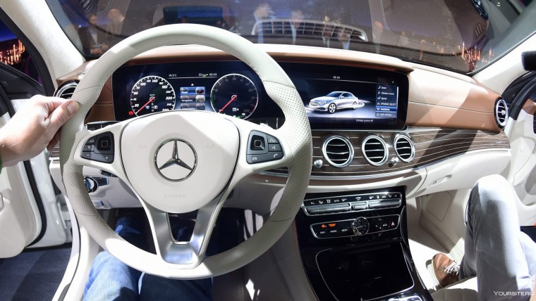 Белый руль Мерседес е класс