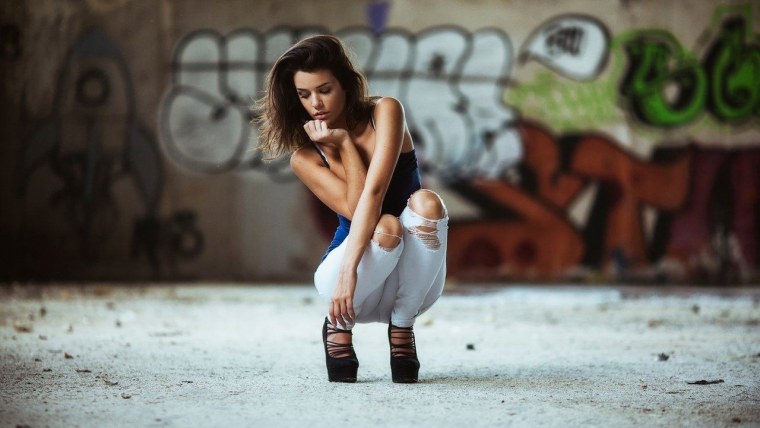 Николь Мейер на корточках