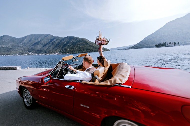 Парень с девушкой в кабриолете