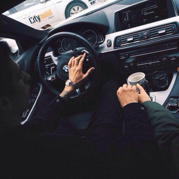 Парень с девушкой в БМВ