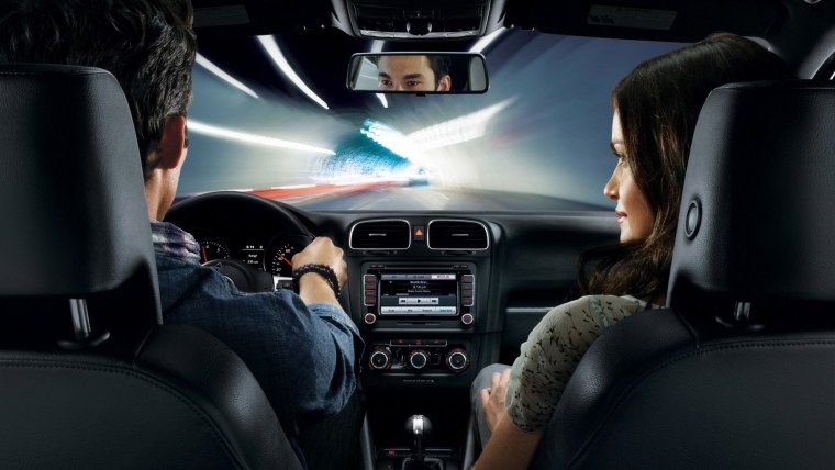 Парень с девушкой в машине