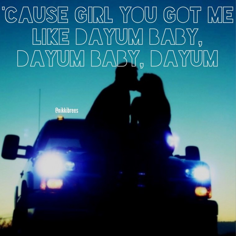 Поцелуй возле машины