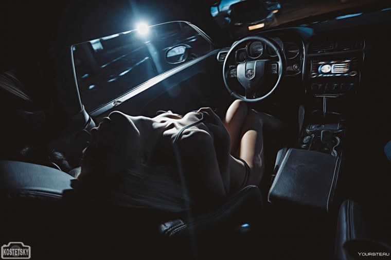 Парень с девушкой в машине ночью