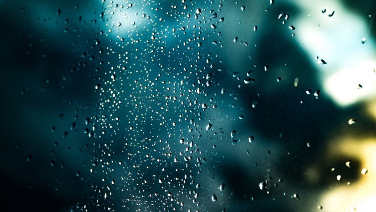 Капли на стекле