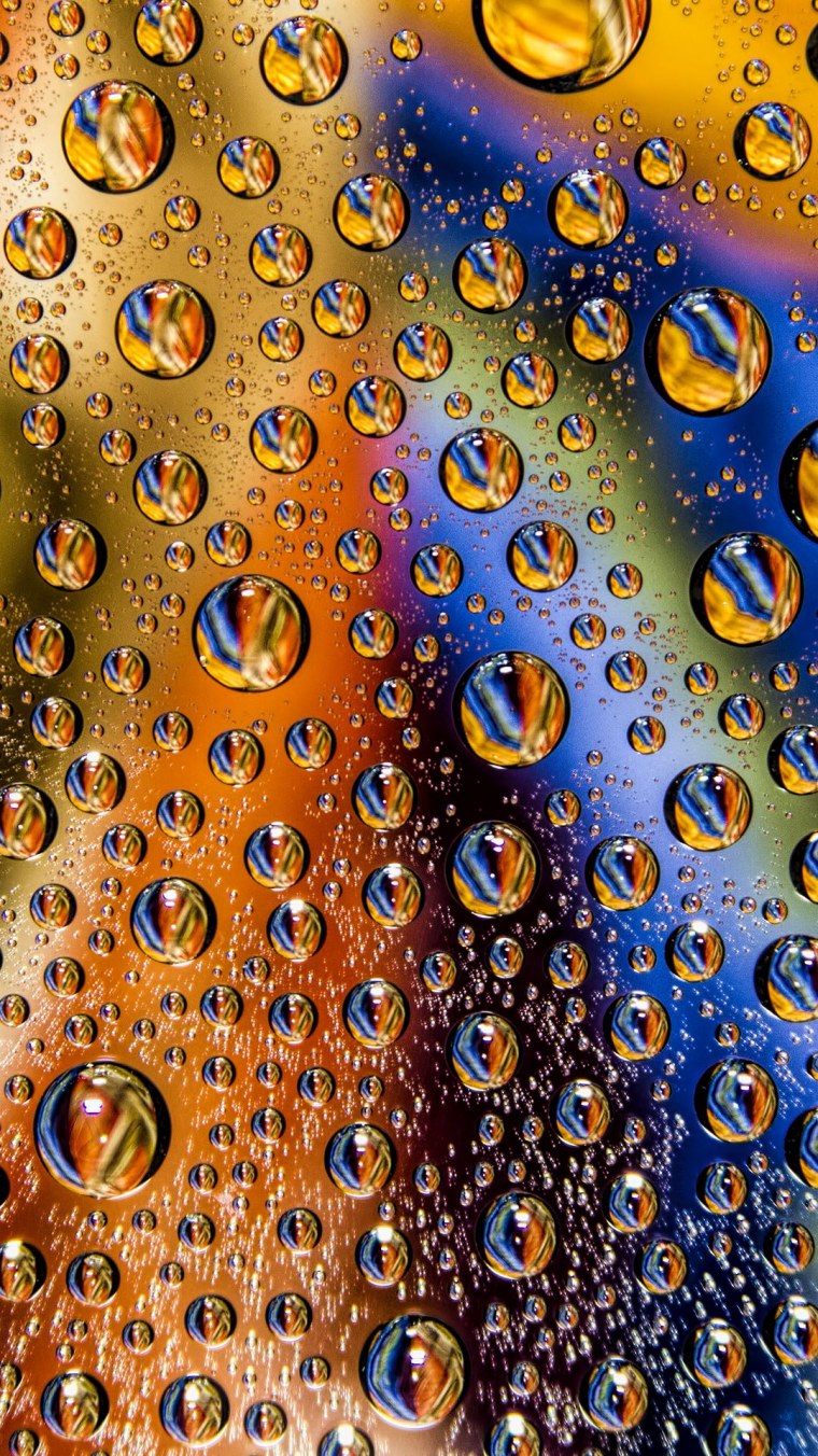 Разноцветные капли воды