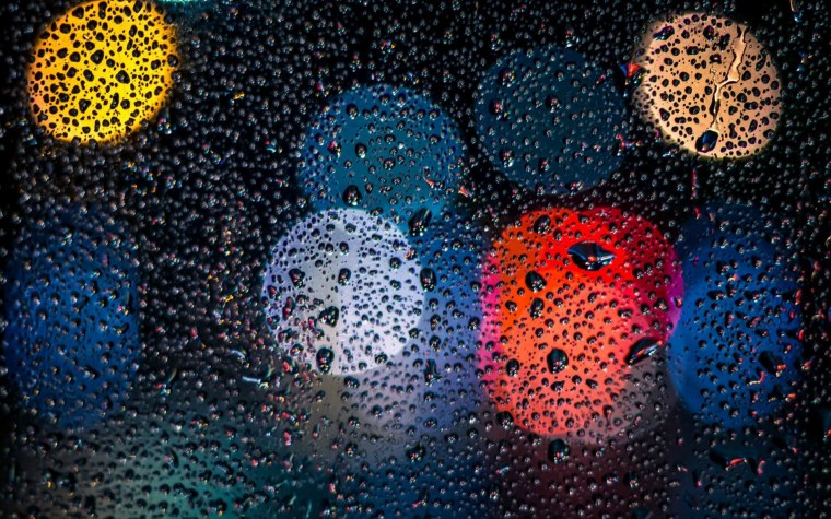 Цветные капли на стекле