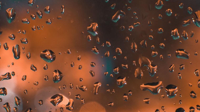 Капли на коричневом фоне