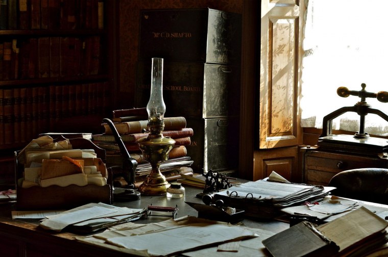 Старая книга с пером