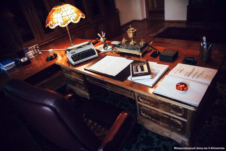 Письменный стол писателя