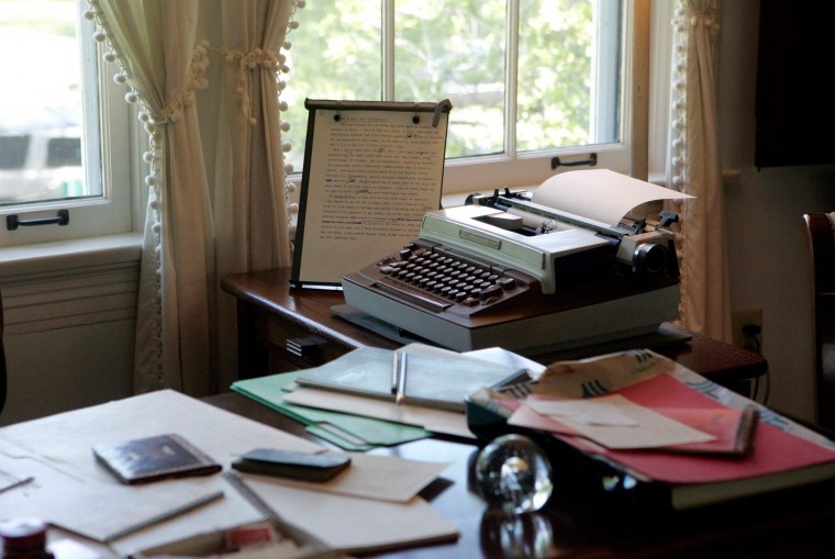 Натюрморт с печатной машинкой