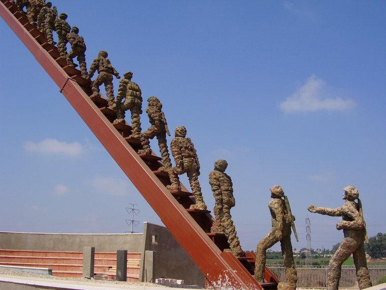 Памятник солдаты уходят в небо