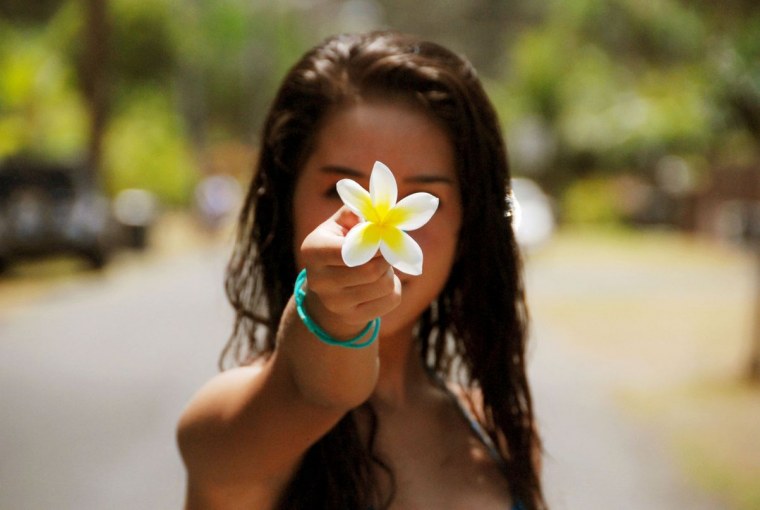 Брюнетка с ромашками без лица