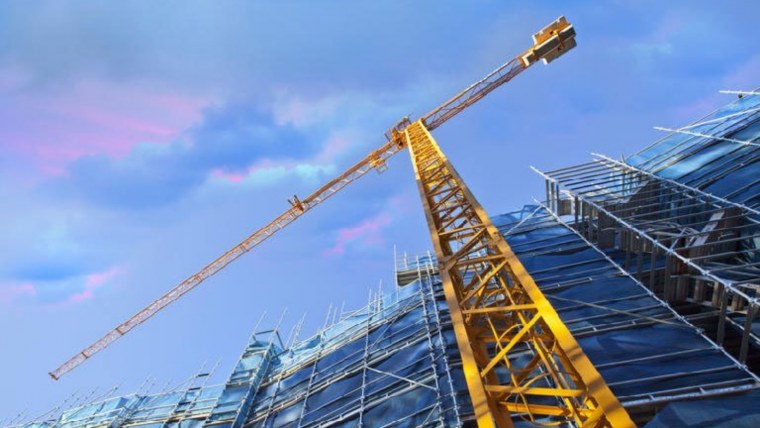 Строительный кран и дом