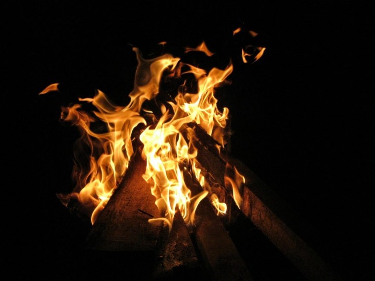 Костер на темном фоне