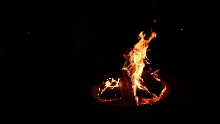 Костёр на черном фоне 4к
