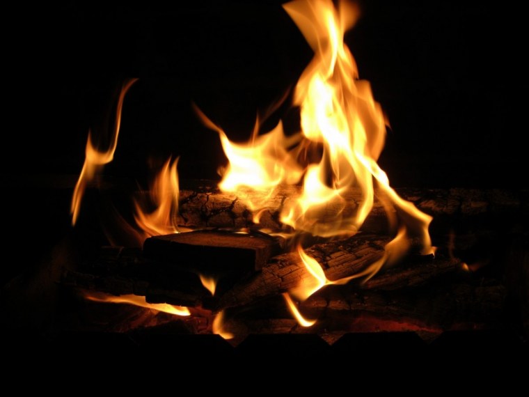 Огонь в камине на черном фоне