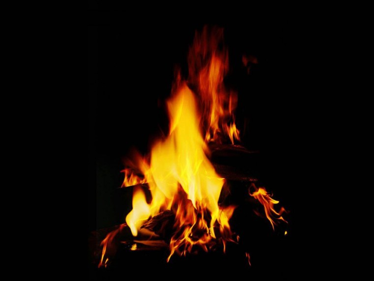 Огонь на черном фоне