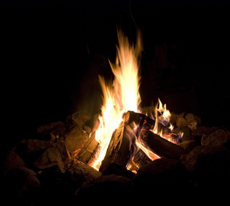 Красивый огонь в камине