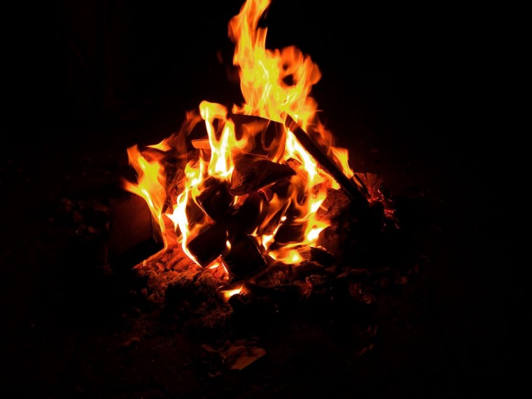 Огонь в камине на прозрачном фоне