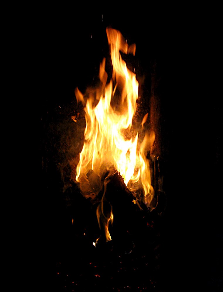 Пламя на черном фоне