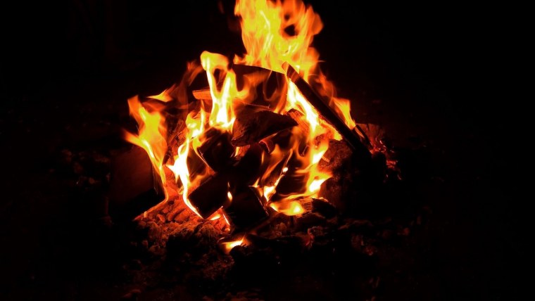 Фото огня на черном фоне