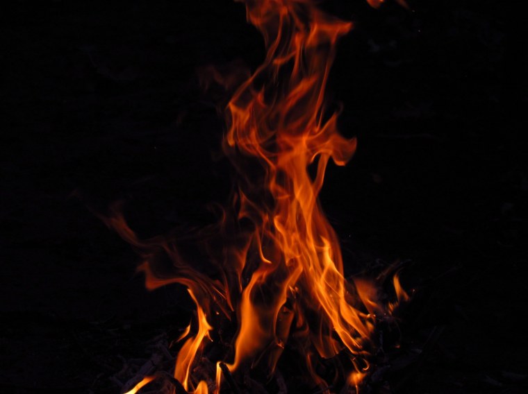 Пламя на черном фоне