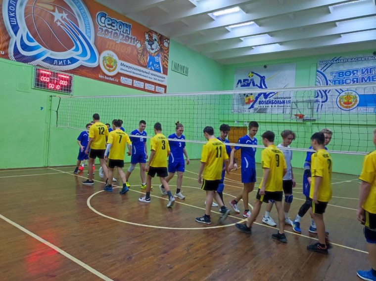 Волейбол в спортивном зале