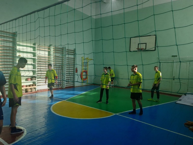 Волейбол в школе на физкультуре