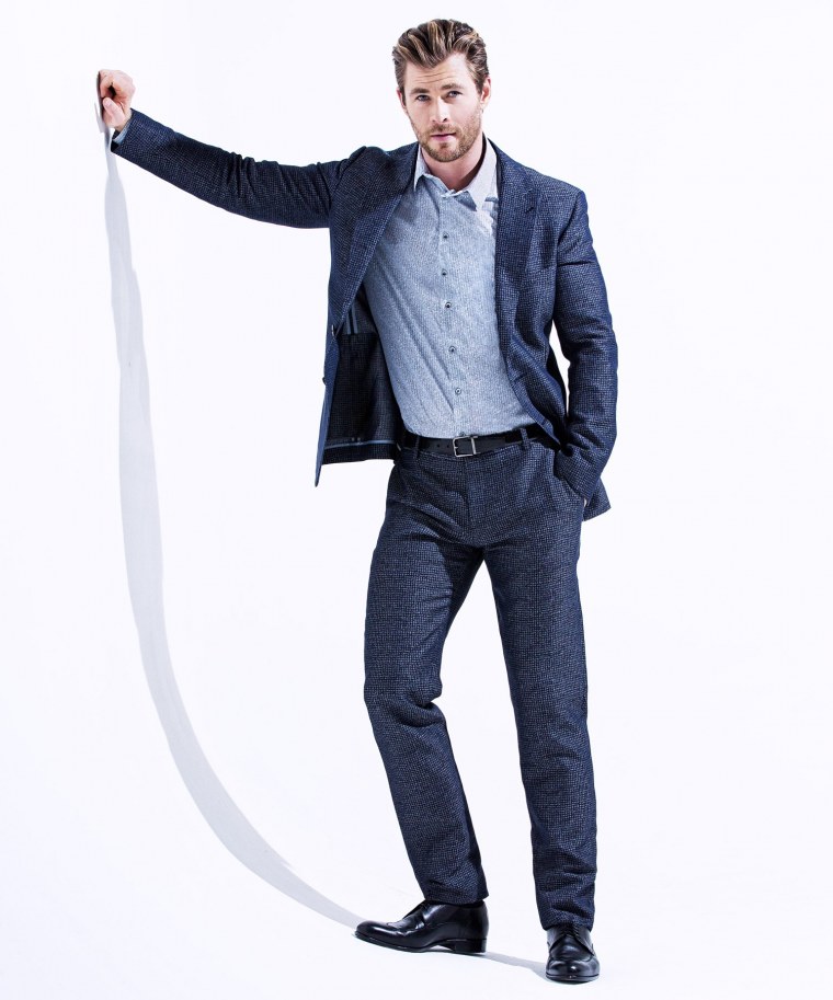 Крис Хемсворт в полный рост на белом фоне