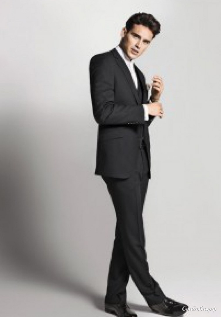 Красивый мужчина в полный рост