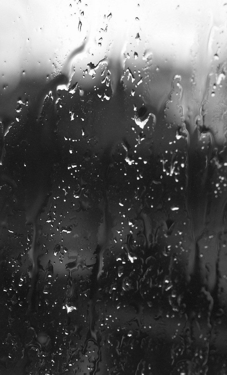Капли на стекле черно-белое