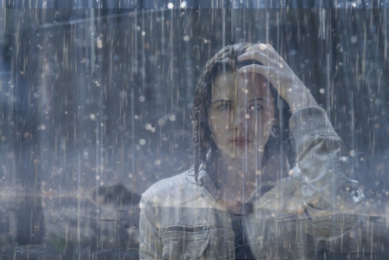 Девушка за окном дождь