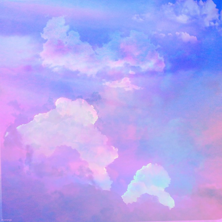 Розовое небо с облаками