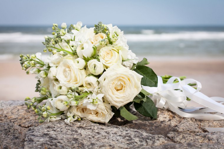 Букет на берегу моря невесты