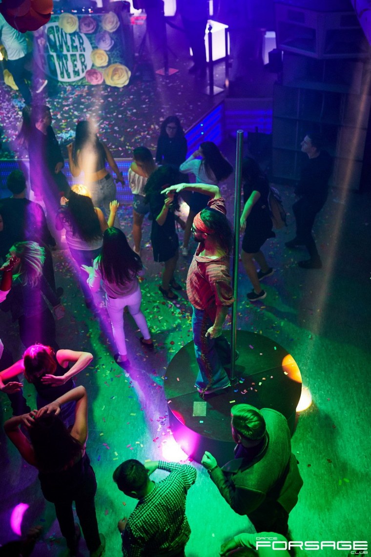 Люди танцуют в ночном клубе