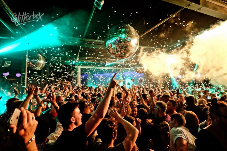 Клуб внутри с людьми