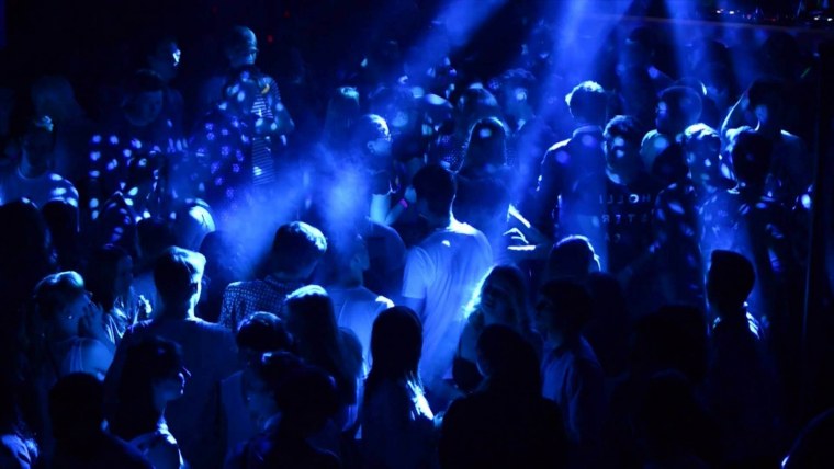 Парень танцует в клубе