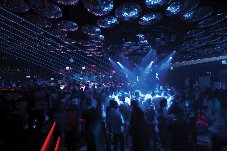 Посиделки в ночном клубе