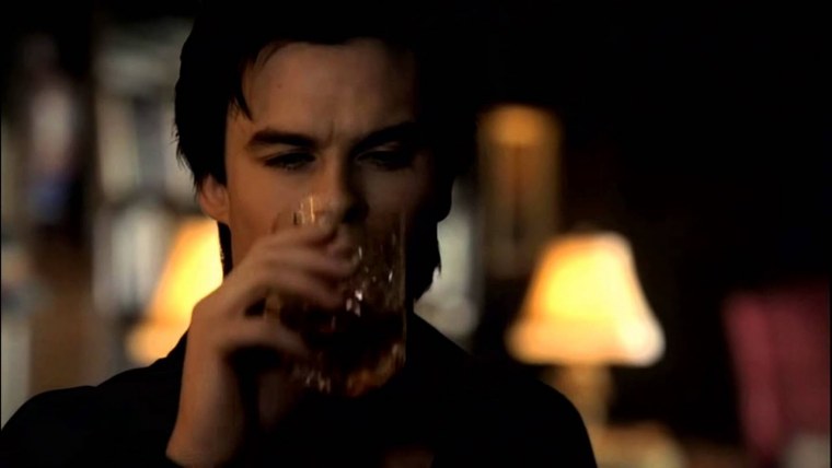 Деймон Сальваторе с бурбоном