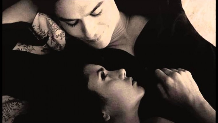 Деймон и Елена в постели