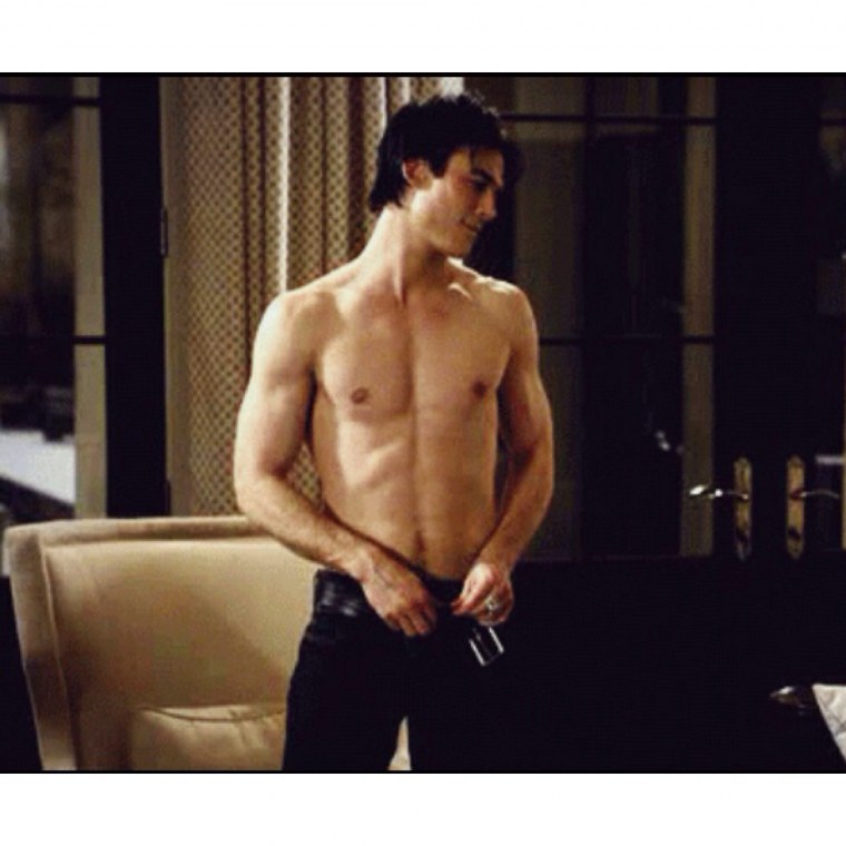 Деймон Сальваторе голый