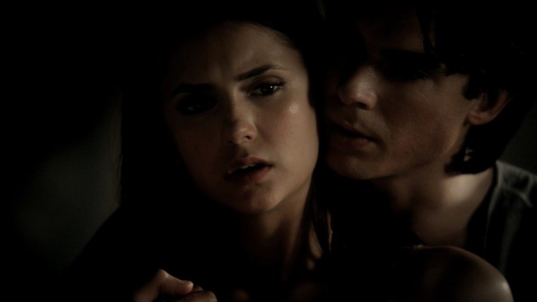 Елена Гилберт и Деймон Сальваторе гиф