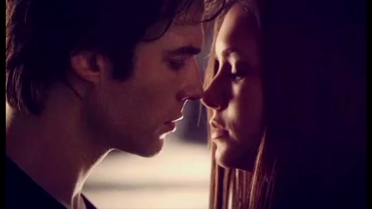 Деймон Сальваторе и Елена Гилберт поцелуй