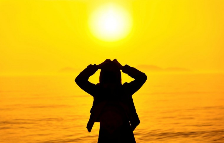 Девушка на закате солнца