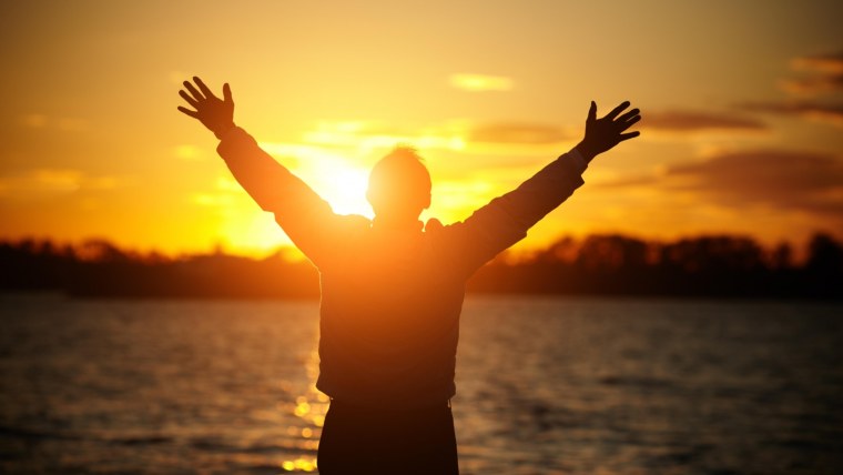 Девушка на закате спиной