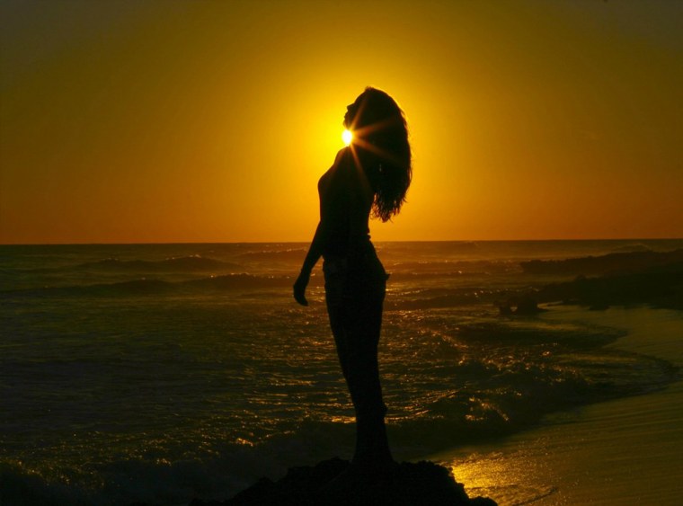 Девушка на закате спиной